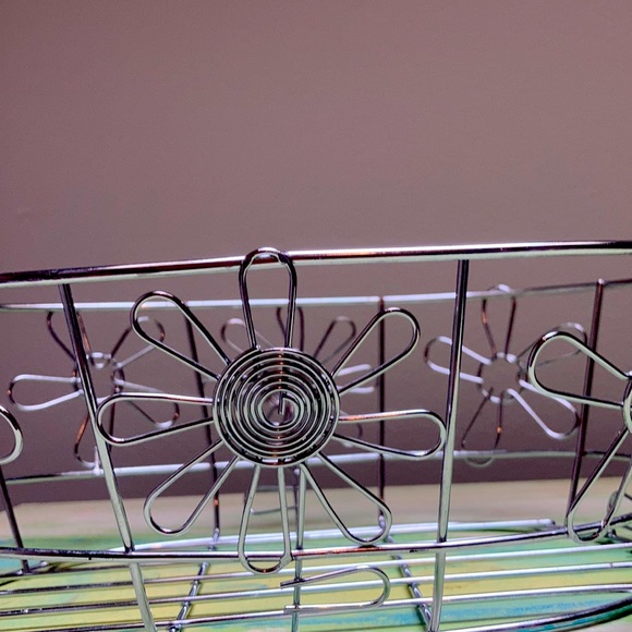 Metal flower accessory basket. Excellent condition - Picture 2 of 11